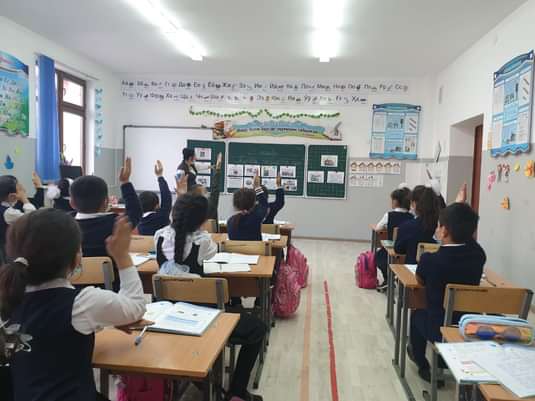 Б.Садықов атындағы №112 жалпы орта мектебінде 1 желтоқсан ҚР тұңғыш президенті күніне орай түрлі тақырыптарда сынып жетекшілері ашық тәрбие сағатын өткізді.