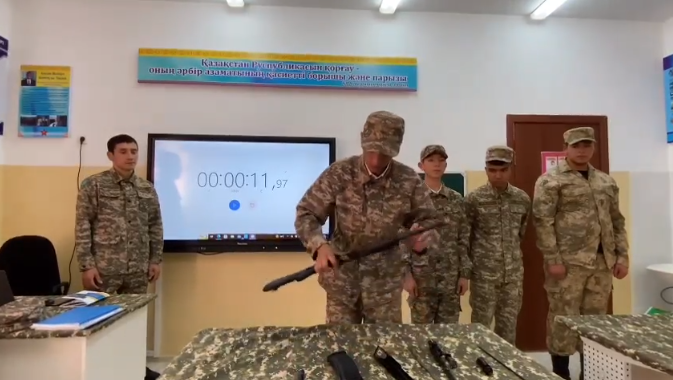 АӘжТД пәнінен Ак-74 Калашников автоматын жартылай бөлшектеу және жинақтау.