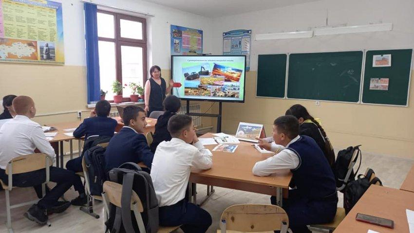 29 қараша күні қазақ тілі мен әдебиеті пәнінің мұғалімі Орумбаева  Айша 8 “Б” сыныбымен «Кәсіп - бақыттың шырағы” атты  тақырыпта ашық сабақ өтті.