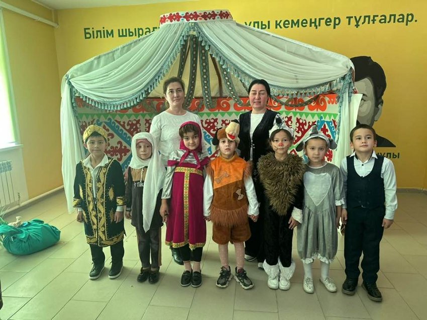 18.11.2024 жыл күні 2-“Б” және 2-“В” сынып оқушылары “Шалқан” ертегісін өзбек тілінде сахналады